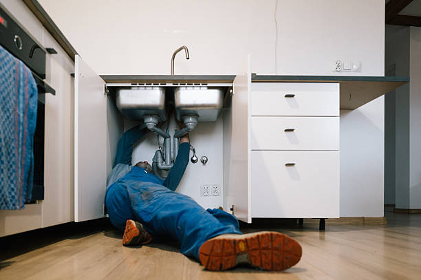 Professional Emergency Plumber technician working in Buna, TX